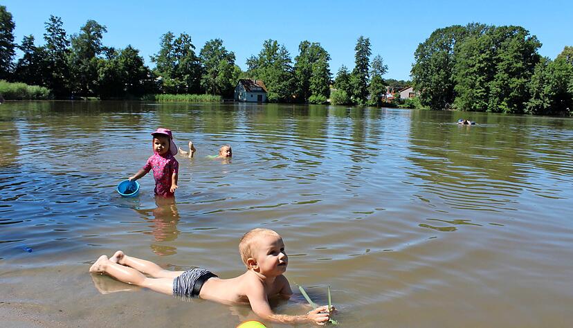 Genießen die angenehmen Temperaturen am Buchhorner See: Nikita, Julia und Emil (von hinten nach vorne).
Fotos: Stefanie Jani