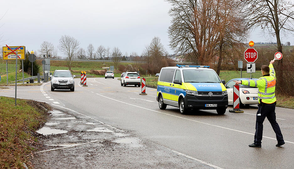 Die Umleitung wegen der Sperrung des Schemmelsbergtunnels führt zu einem schweren Unfall. Mit zusätzlichen Maßnahmen versucht das Landratsamt Heilbronn, die Situation zu entschärfen.