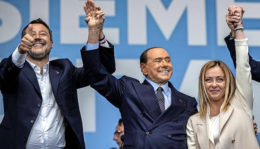 Siegessicher zeigten sich (v.l.) Matteo Salvini (Lega), Silvio Berlusconi (Forza Italia) und Giorgia Meloni (Fratelli d"Italia) beim Abschluss der Wahlkampagne.
Foto: dpa Siegessicher zeigten sich (v.l.) Matteo Salvini (Lega), Silvio Berlusconi (Forza Italia) und Giorgia Meloni (Fratelli d"Italia) beim Abschluss der Wahlkampagne.
Foto: dpa