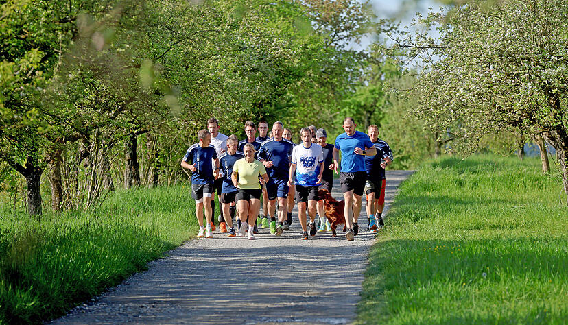 Immer sonntags trifft sich die Erlenbacher Laufgruppe. Inzwischen werden dann bis zu 20 Kilometer abgespult, denn bis zum Marathon in Berlin im September ist es nicht mehr lange. Immer sonntags trifft sich die Erlenbacher Laufgruppe. Inzwischen werden dann bis zu 20 Kilometer abgespult, denn bis zum Marathon in Berlin im September ist es nicht mehr lange.