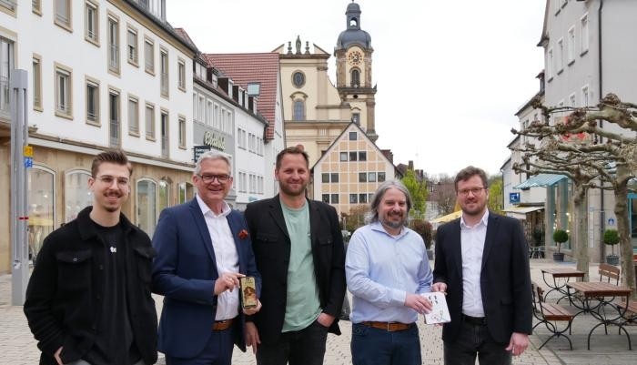Der Gewerbeverein Neckarsulm und das st&auml;dtische Citymanagement geben den Start frei f&uuml;r die neue Homepage: (v. li.) OB Steffen Hertwig, Gewerbevereinsvorsitzender Nicolas H&auml;rdtner, Citymanager Daniel B&uuml;rkle, Gesch&auml;ftsf&uuml;hrer Thomas Pantle und Junior Art Director Linford Kretz von der TD Designagentur.