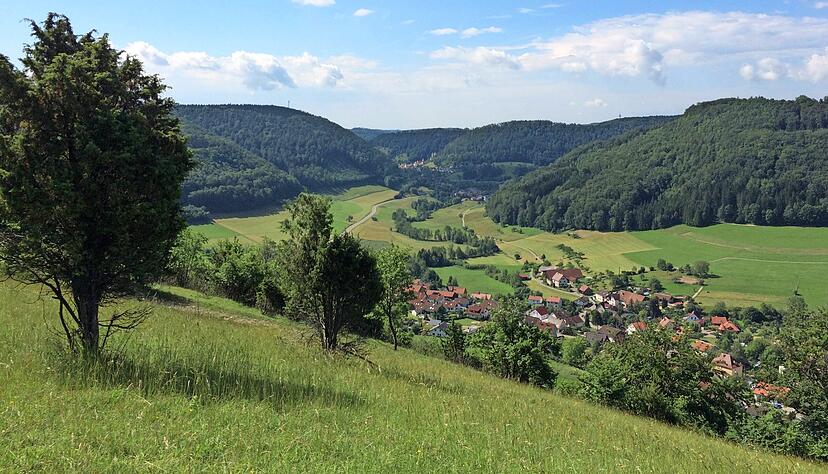 Höchster Punkt der Tour: das Franz-Keller-Haus vom Schwäbischen Albverein. Es gibt Außengastronomie, aber auch mehrere Grillstellen ringsum.