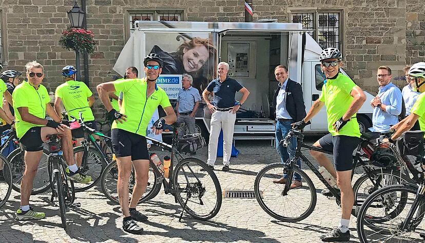 "50 Wochen &minus; 50 Orte" findet zeitgleich in &Ouml;hringen und Ilsfeld statt. Von dort kommen die Radler und kennen so bereits Chefredakteur Uwe Ralf Heer.
Foto:Tscherwitschke