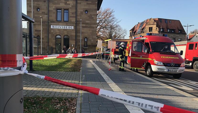 Nach einem Personenunfall am Bahnhof Weinsberg r&uuml;ckte die Feuerwehr mit mehreren Fahrzeugen an. Foto: Hoffmann