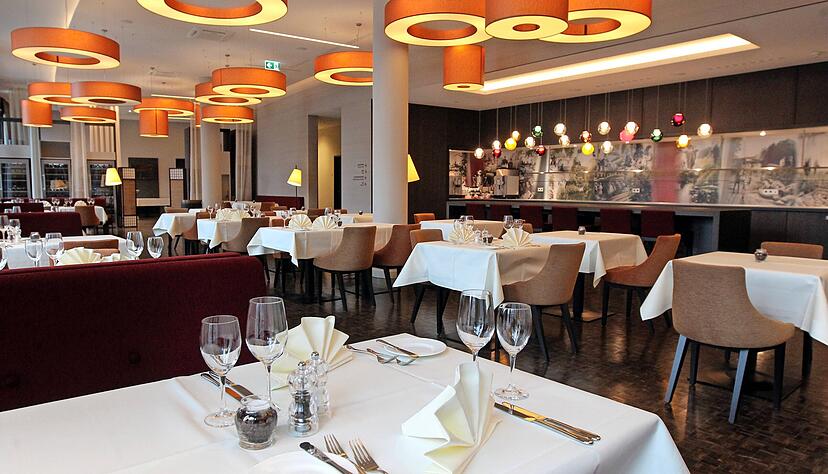 Als Reaktion auf die schwache Kundenfrequenz in der Stadt hat das Restaurant La Girafe im Mercure-Hotel zurzeit mittags geschlossen.
Foto: Archiv Als Reaktion auf die schwache Kundenfrequenz in der Stadt hat das Restaurant La Girafe im Mercure-Hotel zurzeit mittags geschlossen.
Foto: Archiv
