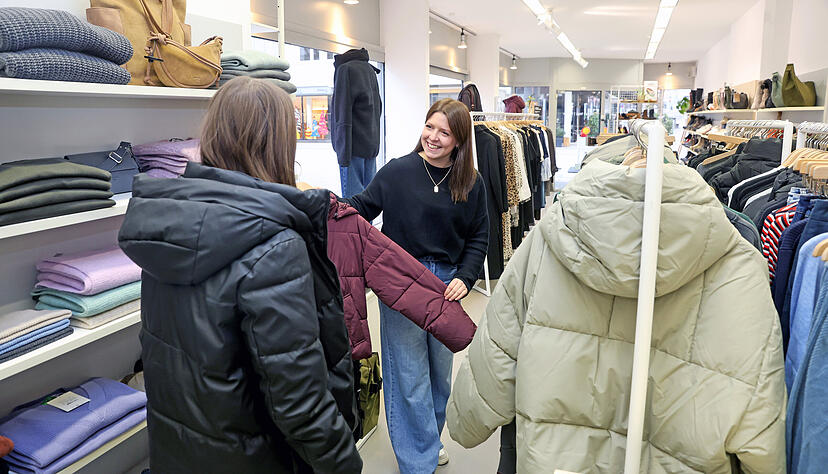 Beim Weihnachtsgeschäft sind im Size 11 vor allem Accessoires beliebt: Mitarbeiterin Stefanie Schneider im Kundengespräch. Beim Weihnachtsgeschäft sind im Size 11 vor allem Accessoires beliebt: Mitarbeiterin Stefanie Schneider im Kundengespräch.