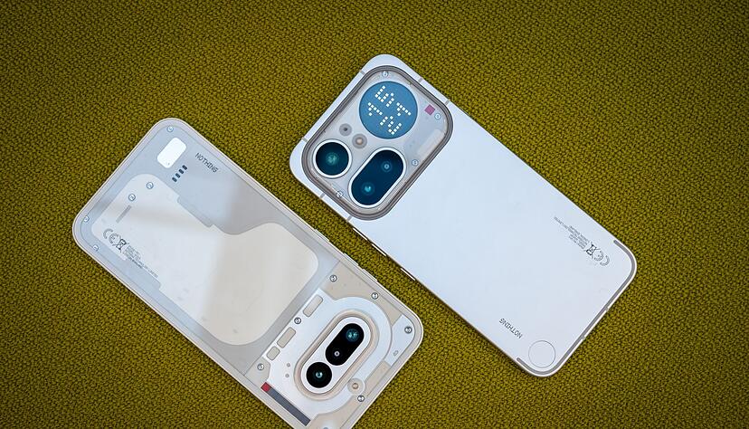 Die Qual der Wahl, oder eine Vernunftfrage? Die beiden Nothing-Modelle (4a) (links) und (4a) Pro (rechts) haben einen recht ähnlichen Funktionsumfang. Beim Design unterscheiden sie sich aber radikal. Die Qual der Wahl, oder eine Vernunftfrage? Die beiden Nothing-Modelle (4a) (links) und (4a) Pro (rechts) haben einen recht ähnlichen Funktionsumfang. Beim Design unterscheiden sie sich aber radikal.