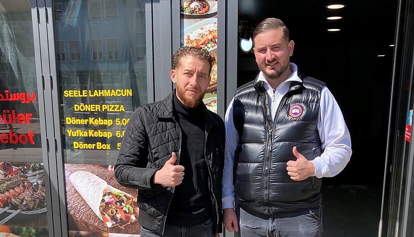 Merouane Mebarkaoui und Igor Forisch vor der neuen Filiale ihres Original-Berliner-D&ouml;ner-Restaurants. Die Filiale wird derziet noch umgebaut. Fozo: Thomas Zimmermann