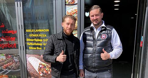 Merouane Mebarkaoui und Igor Forisch vor der neuen Filiale ihres Original-Berliner-D&ouml;ner-Restaurants. Die Filiale wird derziet noch umgebaut. Fozo: Thomas Zimmermann