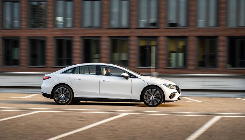 Der EQE fällt zwar rund 30 Zentimeter kürzer aus als der EQE, doch innen verfügt er über mehr Platz als die E-Klasse. Der EQE fällt zwar rund 30 Zentimeter kürzer aus als der EQE, doch innen verfügt er über mehr Platz als die E-Klasse.