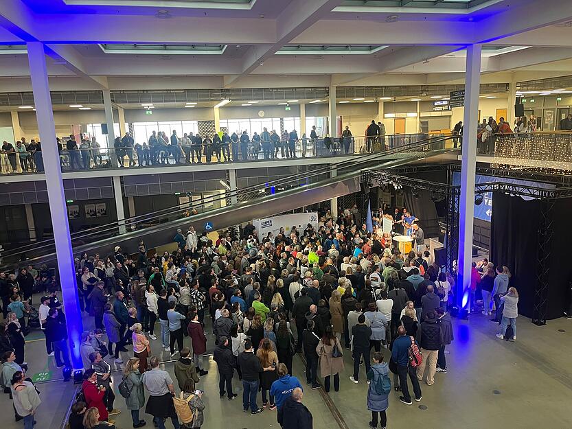 Das Besucher- und Bieterinteresse war groß im Terminal 4 des Stuttgarter Flughafens. Das Besucher- und Bieterinteresse war groß im Terminal 4 des Stuttgarter Flughafens.