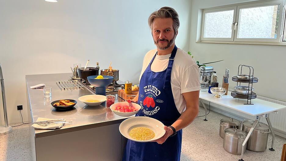 Michele Aiello serviert im "Tuffo. Catering and Dining" frisch zubereiteten Chicor&eacute;e und Orzotto.  Der Heilbronner setzt auf italienische Spezialit&auml;ten.