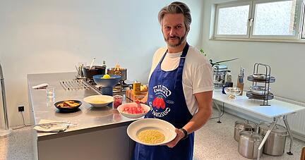 Michele Aiello serviert im "Tuffo. Catering and Dining" frisch zubereiteten Chicor&eacute;e und Orzotto.  Der Heilbronner setzt auf italienische Spezialit&auml;ten.