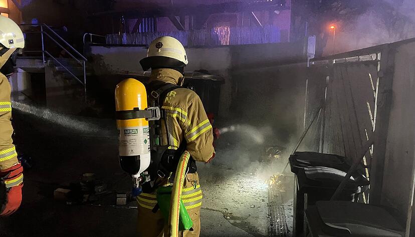 Die Einsatzkräfte verhindern ein Ausbreiten der Flammen in der Kreuzenstraße. Die Einsatzkräfte verhindern ein Ausbreiten der Flammen in der Kreuzenstraße.