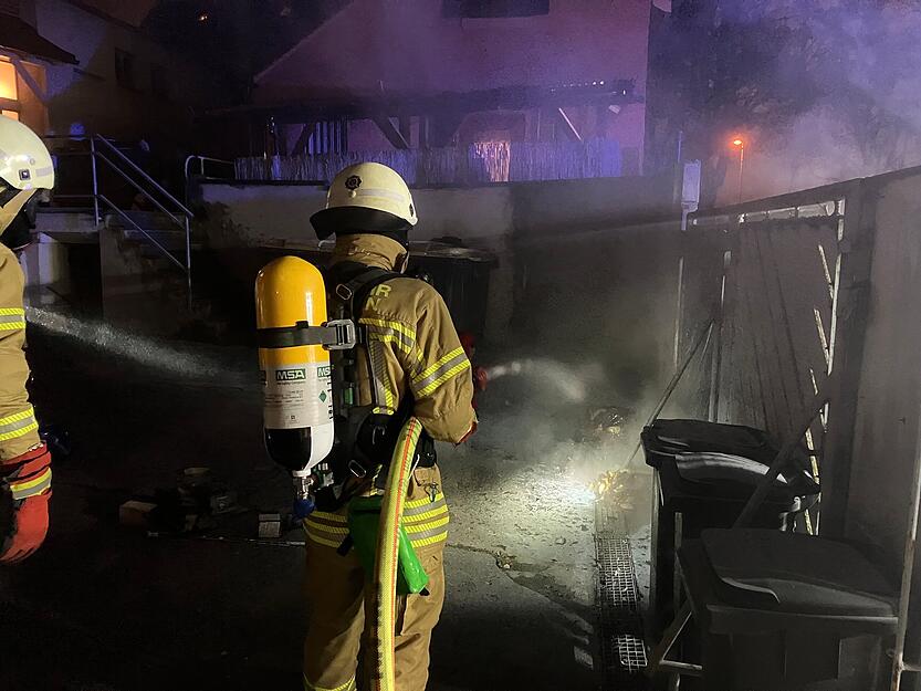 Die Einsatzkräfte verhindern ein Ausbreiten der Flammen in der Kreuzenstraße.