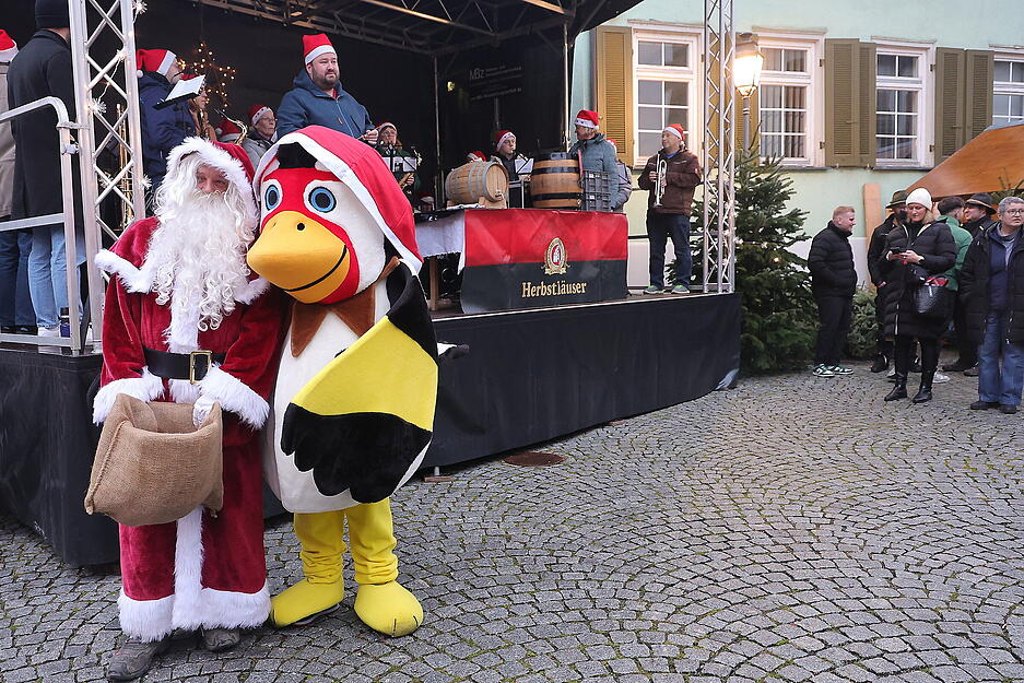 Während Bühne und Verpflegungsstände vor der Kirche sind ... Während Bühne und Verpflegungsstände vor der Kirche sind ...