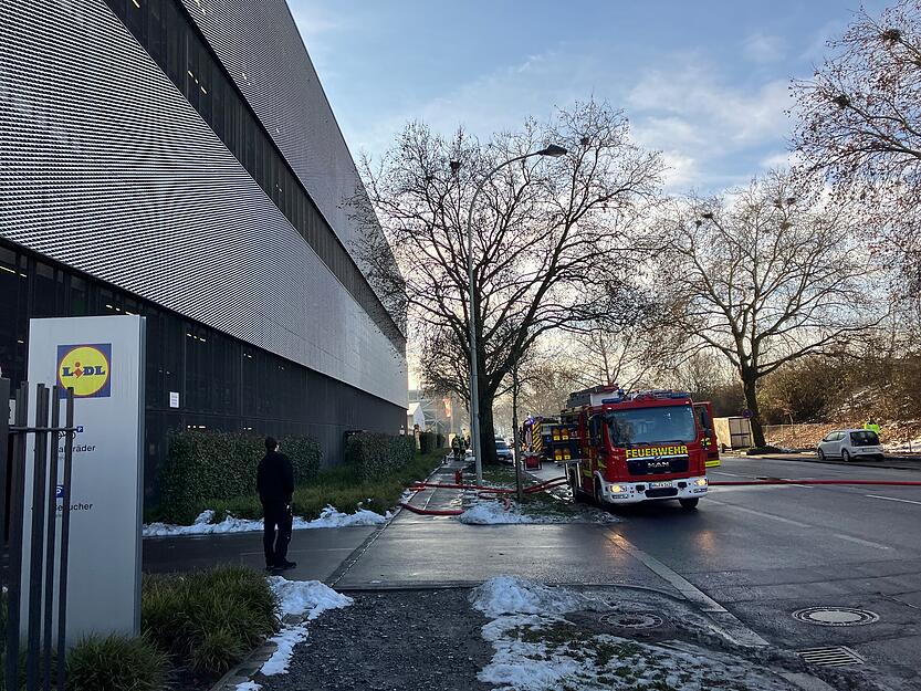 Rund 40 Einsatzkr&auml;fte der Feuerwehr sind am Dienstagmorgen in Neckarsulm unterwegs.