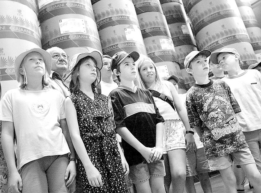 Viele Sch&uuml;ler besichtigen im Rahmen des Projekts "Zisch - Zeitung in der Schule" das Druckhaus. Hier stehen sie im Papierlager. Aufnahme aus dem Jahr 2001.