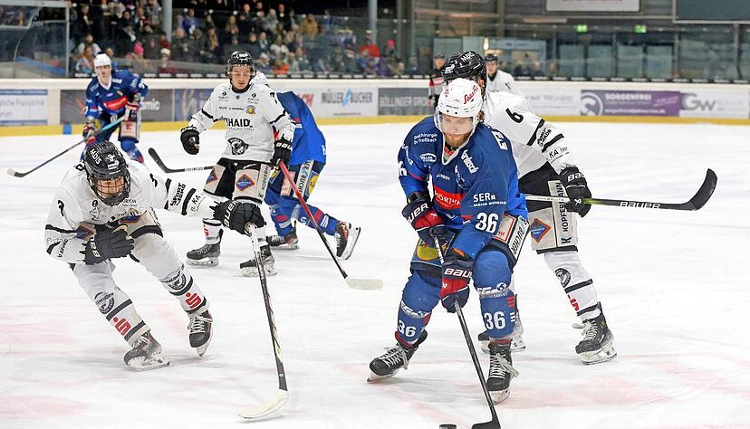 Chancen hatten die Falken um St&uuml;rmer Sam Verelst (rechts) reichlich, aber erst in der Schlussphase bog das Team auf die Siegerstra&szlig;e ein.