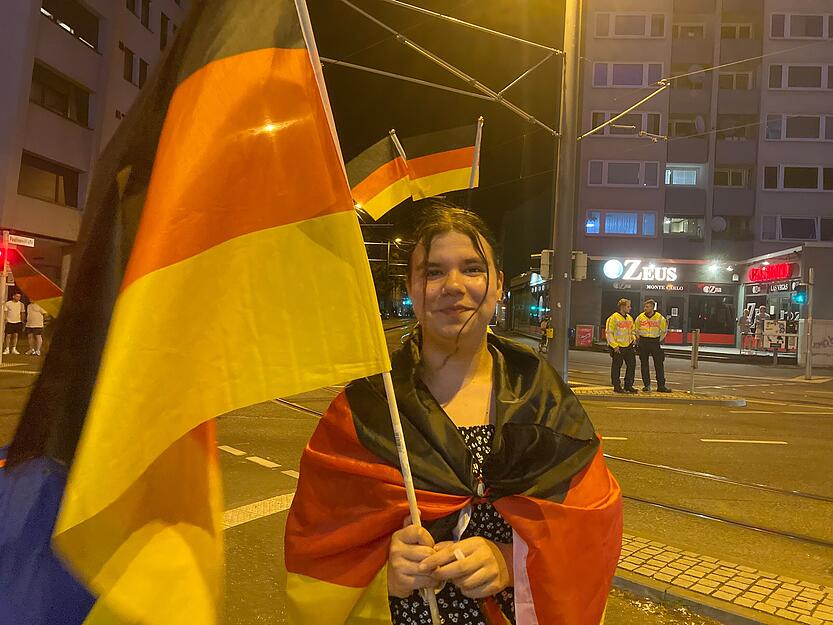 Party in Schwarz-Rot-Gold: Fans feiern den Sieg gegen Dänemark in der Heilbronner Innenstadt.