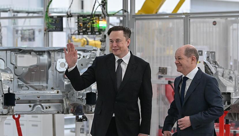 Musk (l) und Scholz w&auml;hrend der Er&ouml;ffnung der Tesla-Fabrik in Gr&uuml;nheide. (Archivbild)