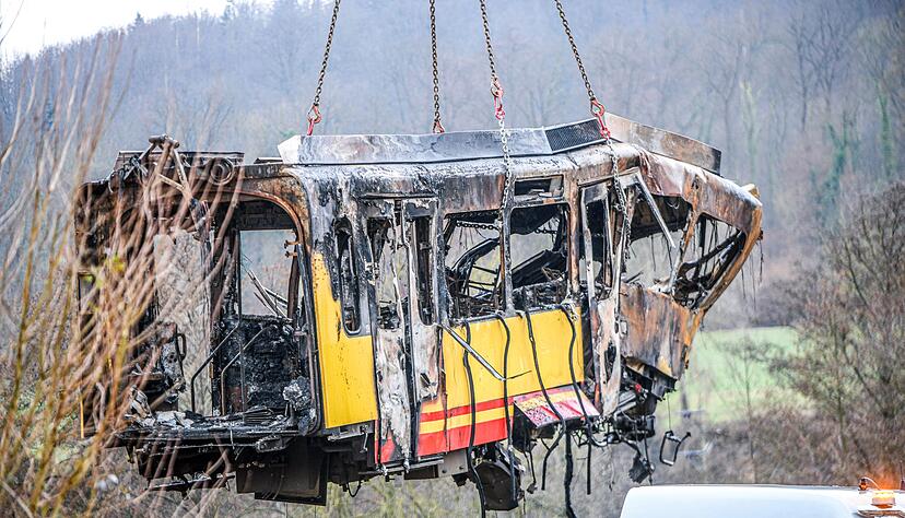 Der erste Teil des ausgebrannten Waggons wurde am Donnerstag geborgen. (Archivbild) Der erste Teil des ausgebrannten Waggons wurde am Donnerstag geborgen. (Archivbild)