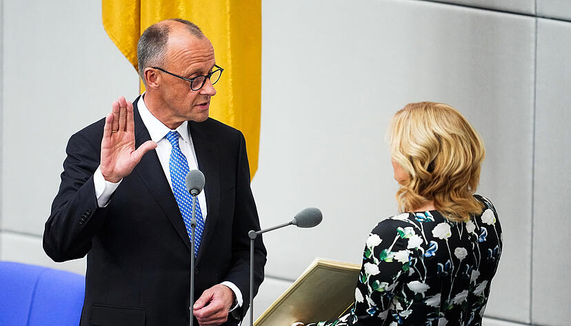 Friedrich Merz (CDU) legt seinen Amtseid als Bundeskanzler vor der Bundestagspräsidentin Julia Klöckner (CDU) ab. Friedrich Merz (CDU) legt seinen Amtseid als Bundeskanzler vor der Bundestagspräsidentin Julia Klöckner (CDU) ab.