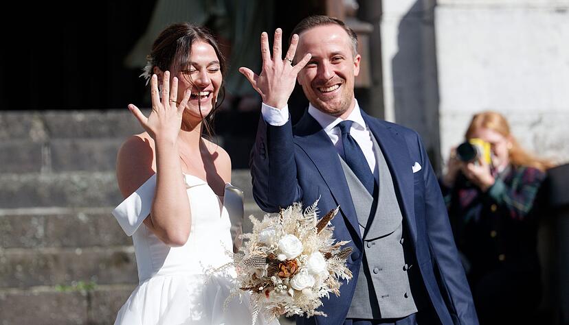 Nach ihrer Hochzeit zeigen Joe und Andrea Laschet stolz ihre Trauringe