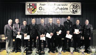 Seit mehreren Jahrzehnten sorgen die Gundelsheimer Feuerwehrleute dafür, dass die Bürger in ihrem Ort sicher wohnen. Bürgermeister Lothar Oheim (links) dankte ihnen dafür im Namen der Verwaltung. (Foto: Martin Oheim) Seit mehreren Jahrzehnten sorgen die Gundelsheimer Feuerwehrleute dafür, dass die Bürger in ihrem Ort sicher wohnen. Bürgermeister Lothar Oheim (links) dankte ihnen dafür im Namen der Verwaltung. (Foto: Martin Oheim)