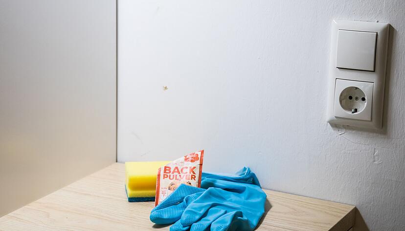 Vorher-Foto: Da ist ein Fleck! Weg mit ihm! Aber reichen dafür Backpulver und Schwamm aus? Vorher-Foto: Da ist ein Fleck! Weg mit ihm! Aber reichen dafür Backpulver und Schwamm aus?