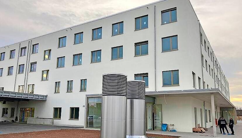 Das Entree mit Liegendanfahrt (links), Notaufnahme (Mitte) und Haupteingang (rechts) von der Kastellstraße gesehen. Das Entree mit Liegendanfahrt (links), Notaufnahme (Mitte) und Haupteingang (rechts) von der Kastellstraße gesehen.