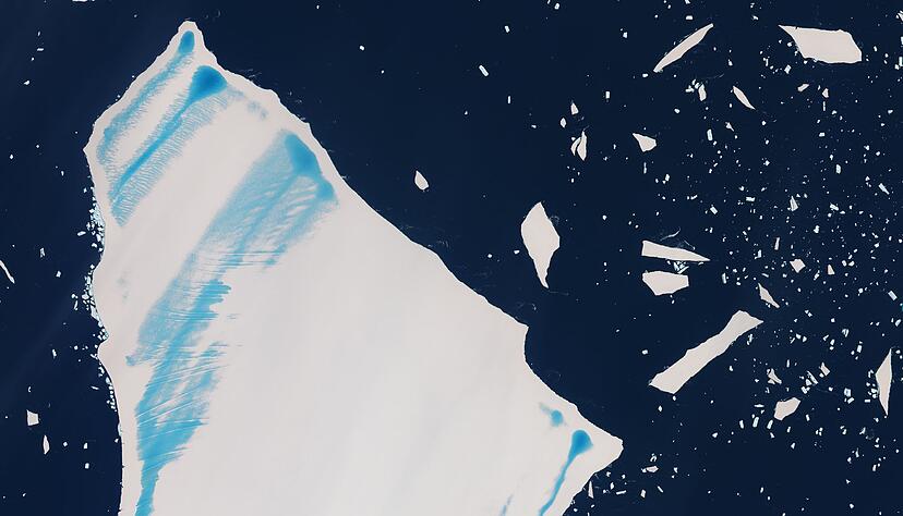 Mittlerweile hat der einst größte Eisberg einiges von seiner Masse eingebüßt. Mittlerweile hat der einst größte Eisberg einiges von seiner Masse eingebüßt.