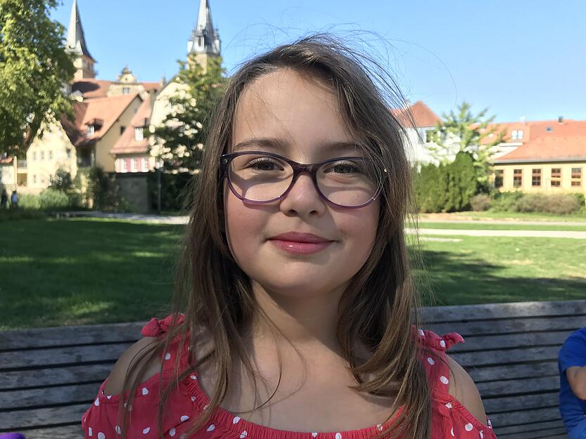 Theresa de Lenardis, 9, Öhringen: Ich komme jetzt in die vierte Klasse. Das wird ein wichtiges Schuljahr. Ich will anschließend auf die Realschule. Dafür muss ich schon noch was machen. Ob ich lieber Mathe oder Deutsch mache, das wechselt immer wieder. Die Corona-Pause war ein bisschen doof, weil ich meine Lehrerin nicht sehen konnte. Die ist nämlich nett. Aber zum Glück hatten wir dann ja drei Tage die Woche Unterricht. Anfangs mussten wir dazu die Masken tragen bis zu unserem Platz, am Ende aber nicht mehr.