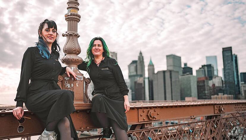 Die Schwestern Olga Geipel und Nelly R&uuml;hle f&uuml;hren einen Salon in Wolpertshausen. Im Februar arbeiteten sie auf der New York Fashion Week. Foto: Jonas K&uuml;stner