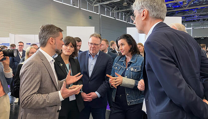 Schunk-Technikvorstand Timo Gessmann (links) erklärt Bundesforschungsministerin Dorothee Bär die Zusammenarbeit mit dem DLR. Schunk-Technikvorstand Timo Gessmann (links) erklärt Bundesforschungsministerin Dorothee Bär die Zusammenarbeit mit dem DLR.