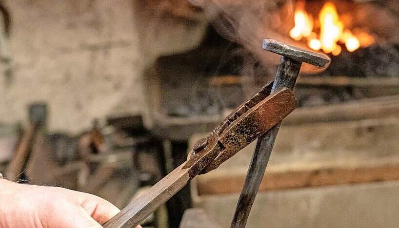 Nach 20 Minuten ist der Nagel geschmiedet. Mit der Stahlb&uuml;rste wird er geputzt, danach f&uuml;r den Glanz ge&ouml;lt.