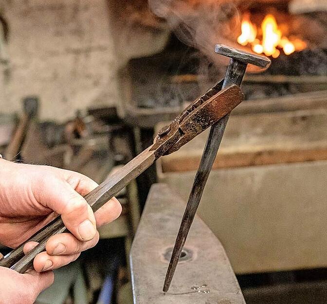 Nach 20 Minuten ist der Nagel geschmiedet. Mit der Stahlb&uuml;rste wird er geputzt, danach f&uuml;r den Glanz ge&ouml;lt.