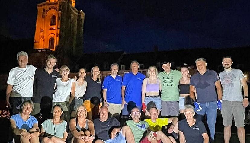 Nachts in Heilbronn: Bis 23 Uhr haben die Macher und Helfer auf dem Marktplatz gearbeitet, um den Boden f&uuml;r die Hochspringer zu verlegen. Foto: Rosemarie Just-Espert