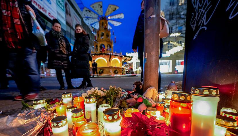 Menschen haben in Magdeburg am Samstagabend Kerzen angezündet. Der Weihnachtsmarkt blieb am Samstag, dem 21. Dezember, nach dem Anschlag vom Freitag geschlossen. Menschen haben in Magdeburg am Samstagabend Kerzen angezündet. Der Weihnachtsmarkt blieb am Samstag, dem 21. Dezember, nach dem Anschlag vom Freitag geschlossen.