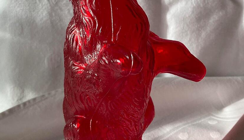 Fr&uuml;her wurden die roten Hasen mit Roter Beete gef&auml;rbt. &Uuml;berhaupt waren Zuckerhasen die magere Alternative zu den teuren Schokohasen.