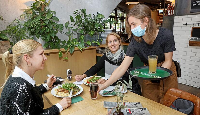 Bedienung Marie Jakel serviert im Mangold Jessika Bauer und Sonja Rösner ( li.) Getränke. In Heilbronner Lokalen greift nun eine Sperrstunde ab 23 Uhr.
Foto: Ralf Seidel