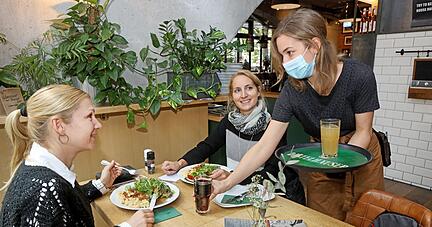 Bedienung Marie Jakel serviert im Mangold Jessika Bauer und Sonja Rösner ( li.) Getränke. In Heilbronner Lokalen greift nun eine Sperrstunde ab 23 Uhr.