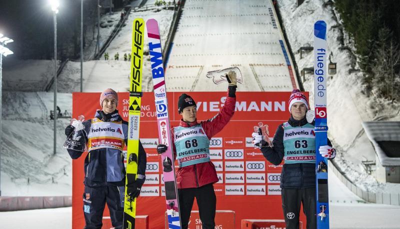 Am Sonntag liess Geiger (l-r) einen zweiten Platz folgen, daneben der Erstplatzierte Ryoyu Kobayashi und der Drittplatzierte Marius Lindvik. Am Sonntag liess Geiger (l-r) einen zweiten Platz folgen, daneben der Erstplatzierte Ryoyu Kobayashi und der Drittplatzierte Marius Lindvik.