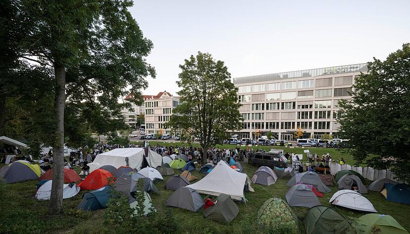 Vor den Bürogebäuden eines Rüstungskonzerns hatten Demonstranten ein Camp aufgeschlagen. Vor den Bürogebäuden eines Rüstungskonzerns hatten Demonstranten ein Camp aufgeschlagen.