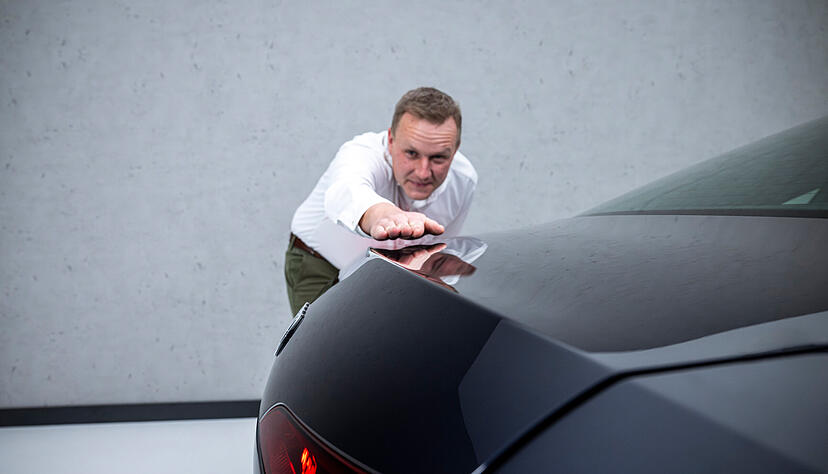 „Die aerodynamische Güte eines Fahrzeugs wird in erster Linie durch seine Grundform bestimmt“, sagt Aerodynamik-Entwickler Sebastian Weiper. Dazu trägt auch die in die Heckklappe integrierte Kante bei. „Die aerodynamische Güte eines Fahrzeugs wird in erster Linie durch seine Grundform bestimmt“, sagt Aerodynamik-Entwickler Sebastian Weiper. Dazu trägt auch die in die Heckklappe integrierte Kante bei.