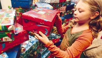 Was da wohl drin ist? Nicht selten wissen das die Beschenkten bereits &ndash; weil sie beim Aussuchen dabei waren. Anderen ist der &Uuml;berraschungseffekt heilig.Foto: dpa