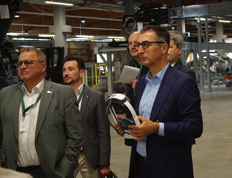 Bundeslandwirtschaftsminister Cem Özdemir (rechts) bei seinem Besuch im Gropyus-Werk in Eppingen-Richen.