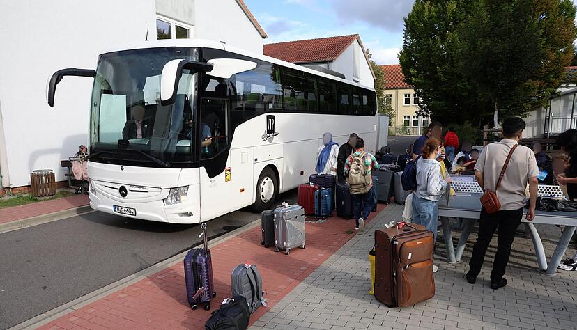 Ein Bus hat Menschen aus Afghanistan, die zuvor mit einem Flugzeug am Flughafen Hannover gelandet sind, in das Grenzdurchgangslager Friedland gefahren.