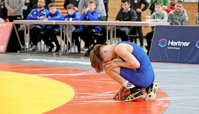 Tief enttäuscht: Samuel Puscas von den Red Devils Heilbronn braucht Zeit, nach der Finalniederlage in der Römerhalle mit den Emotionen klarzukommen.
Fotos: Ralf Seidel Tief enttäuscht: Samuel Puscas von den Red Devils Heilbronn braucht Zeit, nach der Finalniederlage in der Römerhalle mit den Emotionen klarzukommen.
Fotos: Ralf Seidel