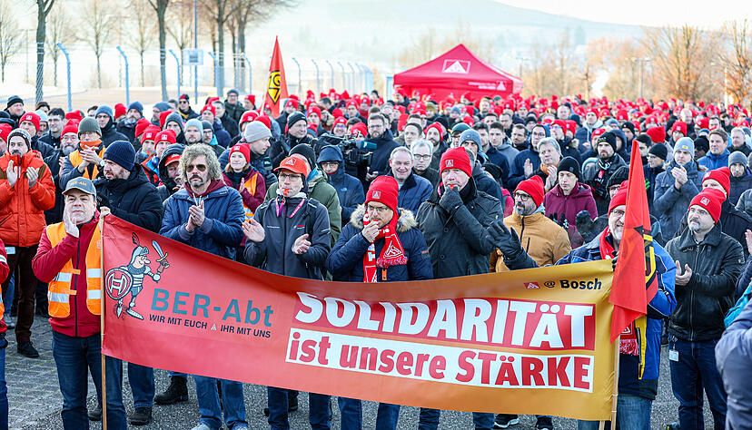Gegen die Stellenstreichungspläne bei Bosch macht die IG Metall mobil: In Abstatt findet am Donnerstag eine Aktion statt. Zahlreiche Beschäftige folgten am Morgen dem Aufruf.